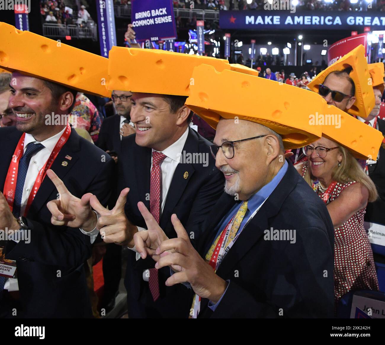 Milwaukee, Wisconsin, USA. Juli 2024. VERTRETER BRYAN STEIL (R-Wis), Center, schloss sich den Delegierten von Wisconsin am vierten Tag des Republican National Convention am Fiserv Forum in Milwaukee, Wisconsin, am Donnerstag, den 18. Juli 2024 an. (Kreditbild: © Mark Hertzberg/ZUMA Press Wire) NUR REDAKTIONELLE VERWENDUNG! Nicht für kommerzielle ZWECKE! Stockfoto