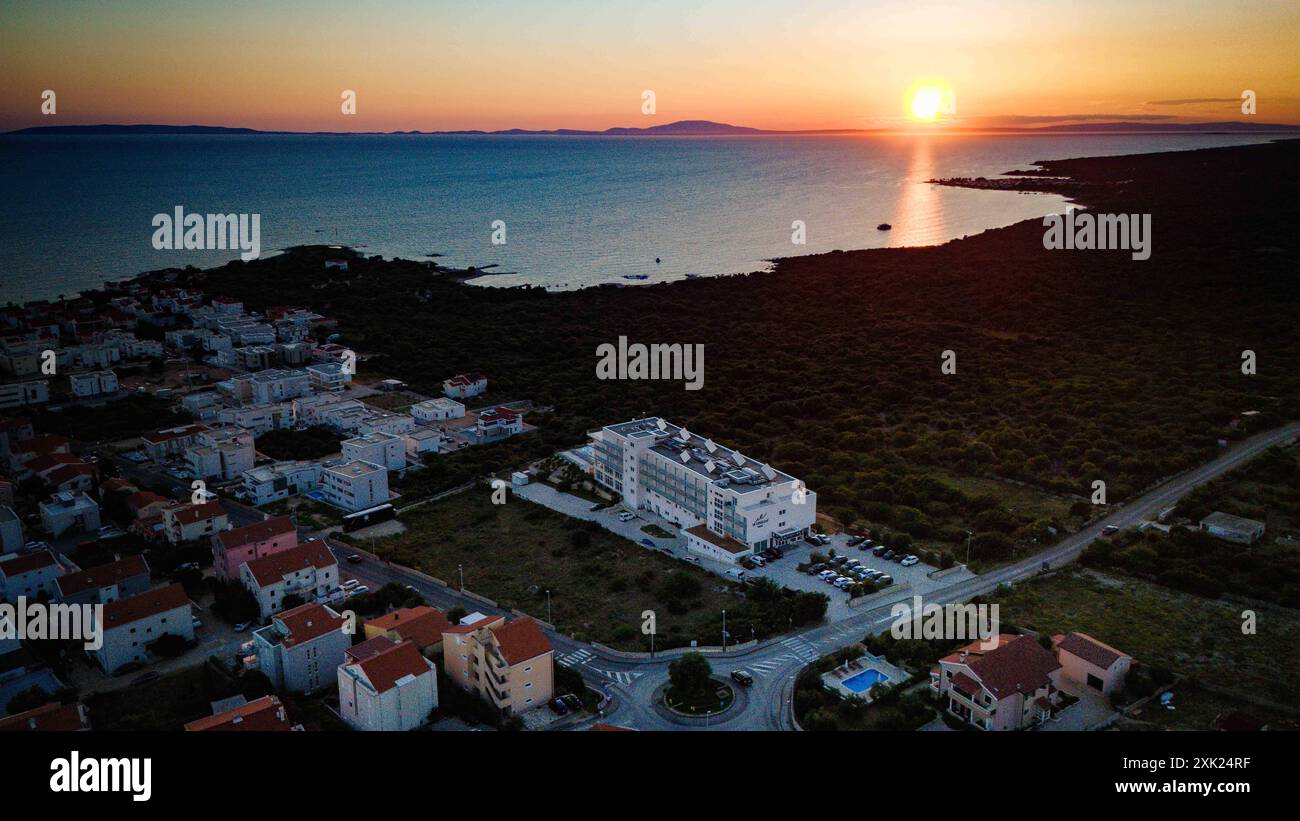 20.07.2024, Insel PAG, CRO, unterwegs auf der Insel PAG, Symbolbild, Themenbild, Verschiedene Themenbilder, Reisefeature, Kroatisch, Österreich geht ZRCE, im Bild Luftaufnahme, ZRCE, Insel PAG, Novalija, Sonnenuntergang, Hotel Excelis, *** 20 07 2024, Island PAG, CRO, unterwegs auf der Insel PAG, Symbolbild, Themenbild, verschiedene Themenbilder, Reiseprogramm, Kroatien, Österreich geht ZRCE, im Bild aus der Luft, ZRCE, Insel PAG, Novalija, Sonnenuntergang, Hotel Excelis Stockfoto