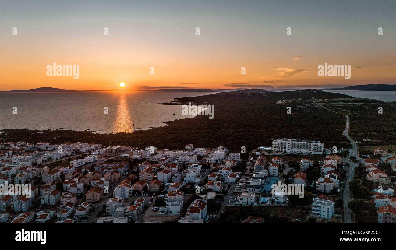 20.07.2024, Insel PAG, CRO, unterwegs auf der Insel PAG, Symbolbild, Themenbild, Verschiedene Themenbilder, Reisefeature, Kroatisch, Österreich geht ZRCE, im Bild Luftaufnahme, ZRCE, Insel PAG, Novalija, Sonnenuntergang, Hotel Excelis, *** 20 07 2024, Island PAG, CRO, unterwegs auf der Insel PAG, Symbolbild, Themenbild, verschiedene Themenbilder, Reiseprogramm, Kroatien, Österreich geht ZRCE, im Bild aus der Luft, ZRCE, Insel PAG, Novalija, Sonnenuntergang, Hotel Excelis Stockfoto