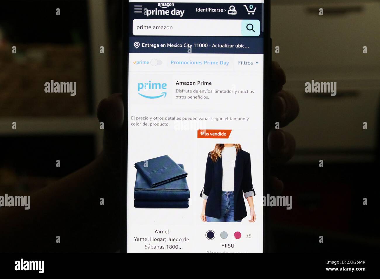 In dieser Abbildung sehen Sie Amazon Werbung auf einem Mobiltelefon, das Werbeaktionen anbietet, die auf seiner offiziellen Website zur Feier des Zeltes verfügbar sind Stockfoto