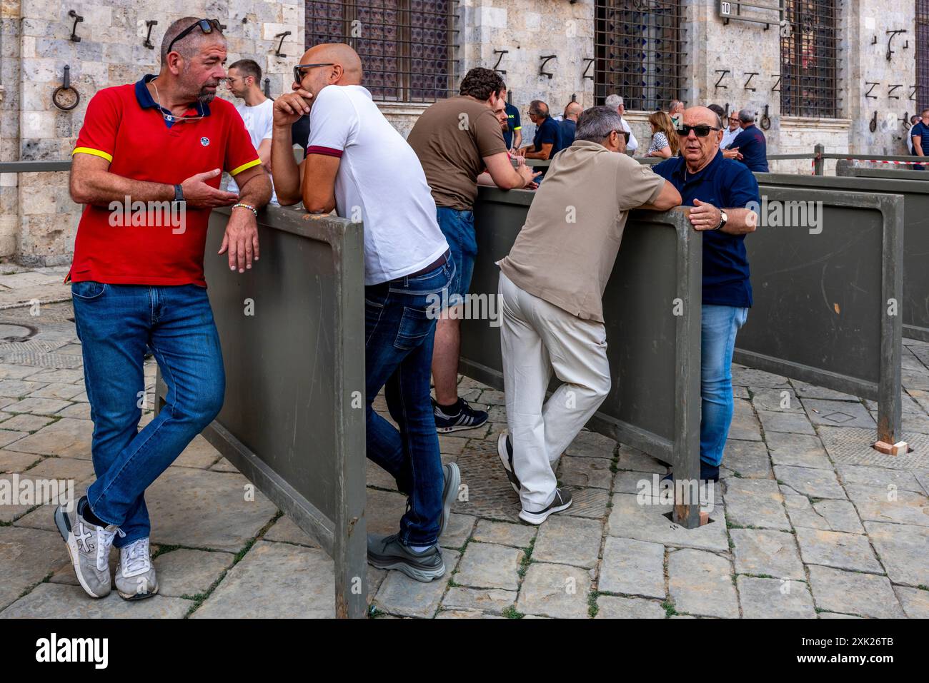 Sienesen Treffen Sich In Der Pizza Del Campo, Um Die Pferde Zu Besprechen, Die Für Die Teilnahme An Den Batteries „Trial Races“ Ausgewählt Wurden, Dem Palio, Siena, Italien. Stockfoto