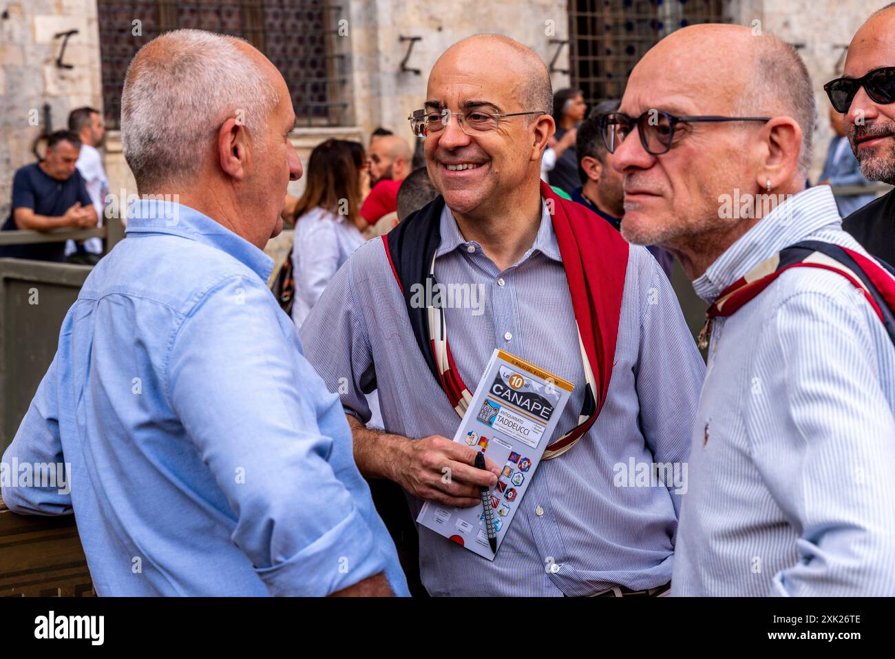 Sienesen Treffen Sich In Der Pizza Del Campo, Um Die Pferde Zu Besprechen, Die Für Die Teilnahme An Den Batteries „Trial Races“ Ausgewählt Wurden, Dem Palio, Siena, Italien. Stockfoto