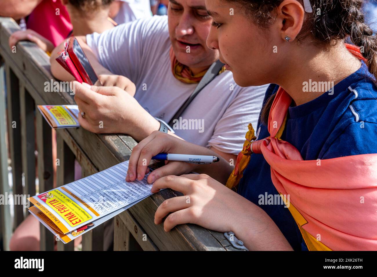 Am Ersten Tag Des Palio Auf Der Piazza Machen Zwei Frauen Notizen Über Die Pferde, Die Für Die Teilnahme An Den Trial-Rennen Ausgewählt Wurden, Dem Palio, Siena, Italien. Stockfoto