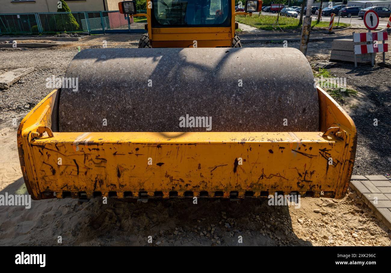 Straßenwalze für schwere Baumaschinen bei Straßenbauarbeiten Stockfoto