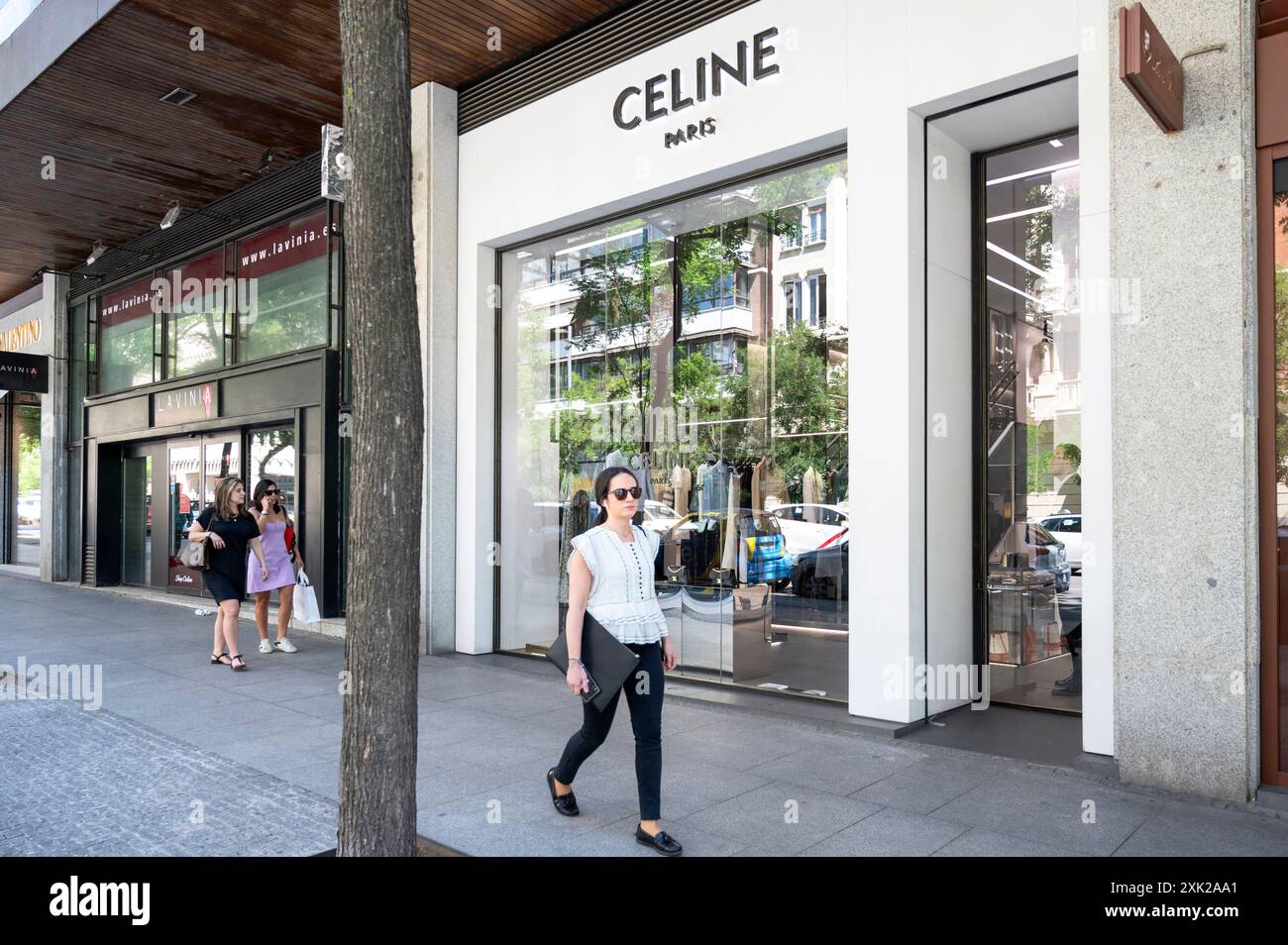 Ein Fußgänger spaziert vorbei an der französischen Luxusmarke Celine in Spanien. Stockfoto