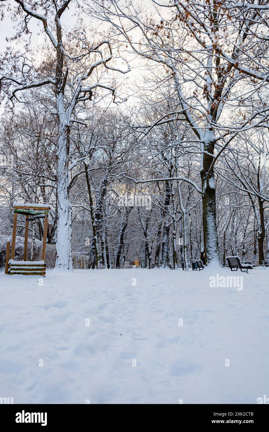 Schöner langer und symmetrischer Pfad neben dem Stadtgraben, der im Winter mit frischem weißem Schnee bedeckt ist Stockfoto