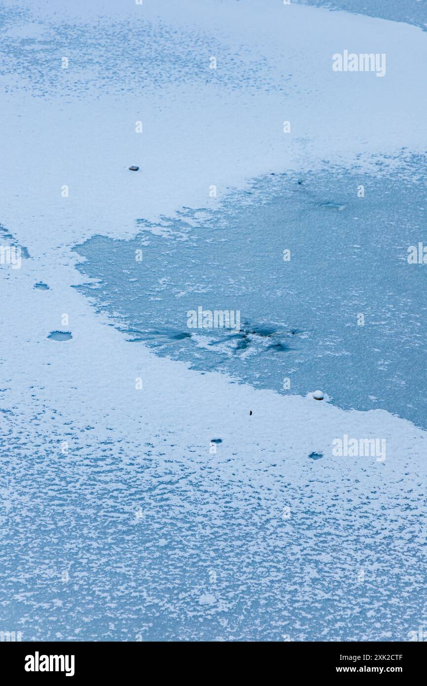 Wunderschöner Stadtgraben voller Wasser und im Winter mit Eis und Schnee bedeckt Stockfoto