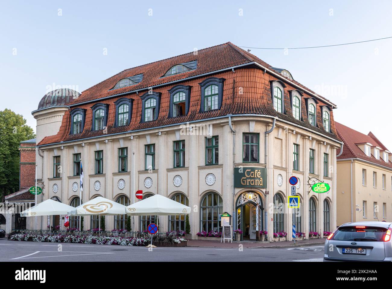 Ein gut restauriertes Steingebäude in der estnischen Touristenstadt Pärnu Stockfoto