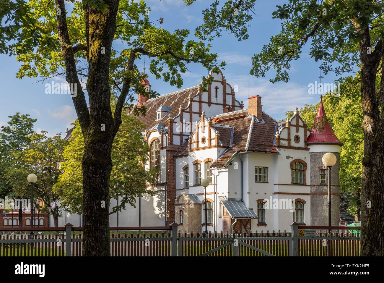 Ein gut restauriertes Steingebäude in der estnischen Touristenstadt Pärnu Stockfoto