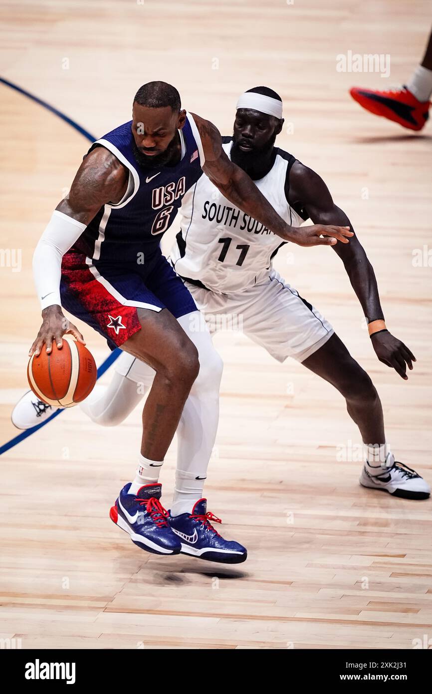 LeBron James und Marial Shayok aus dem Südsudan während der USA Basketball Showcase 2024 in der O2 Arena in London. Bilddatum: Samstag, 20. Juli 2024. Stockfoto