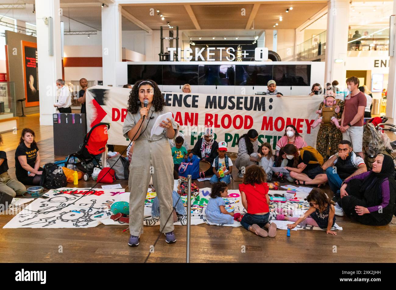 London, Großbritannien. 20. Juli 2024. Aktivisten von Eltern für Palästina protestieren im Wissenschaftsmuseum. Die Aktivisten fordern vom Wissenschaftsmuseum, Adanis Sponsoring für das Museum aufzugeben, weil Adani Waffen und Drohnen an israelische Unternehmen und die israelische Verteidigungsstreitkräfte verkauft. Anrede: Andrea Domeniconi/Alamy Live News Stockfoto