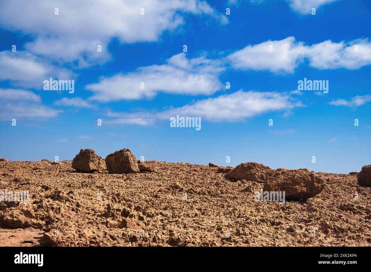 Zerklüftetes felsiges Gelände mit riesigen Felsbrocken, die wie eine Landschaft vom Mars aussehen. Westaustralisches Outback am Point Quobba, südlich von Carnarvon Stockfoto
