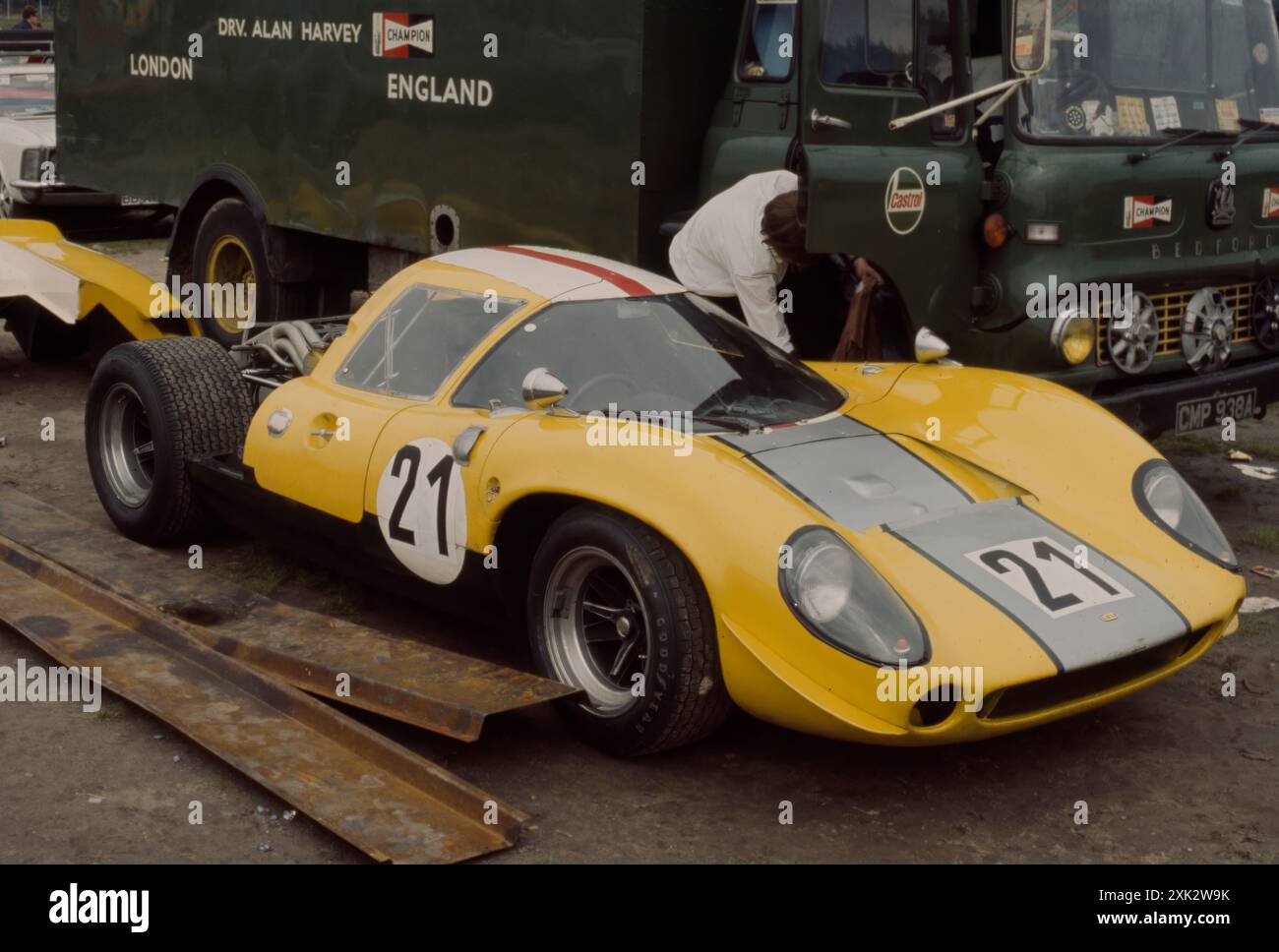 1968 Vintage Lola T70 Rennwagen in Boxengängen Stockfoto
