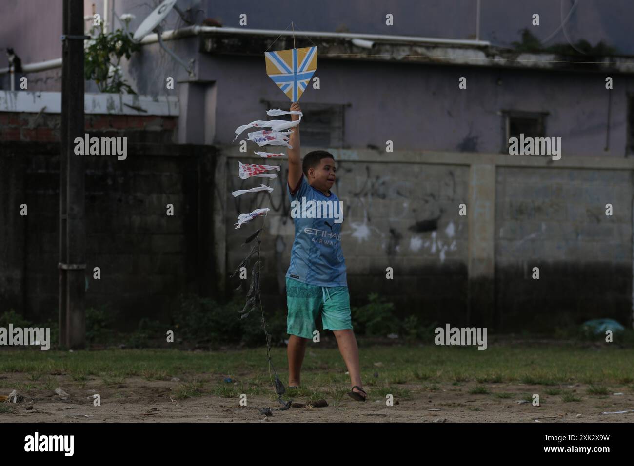 Recife, Brasilien. Juli 2024. PE - RECIFE - 07/20/2024 - RECIFE, KITES UND CHILENISCHE UND CEROL LINIEN - Kites mit chilenischen Linien und Cerol werden an diesem Samstag (20) auf einem Festival in der West Zone von Recife (PE) behandelt. Im Februar 2024 verabschiedete die Abgeordnetenkammer ein Gesetz, das die Herstellung, den Verkauf und die Verwendung von Schnittleinen in Drachen und ähnlichen Spielzeugen verbietet und eine Strafe von Jahren Freiheitsstrafe und Geldstrafen vorsieht. Foto: Marlon Costa/AGIF Credit: AGIF/Alamy Live News Stockfoto