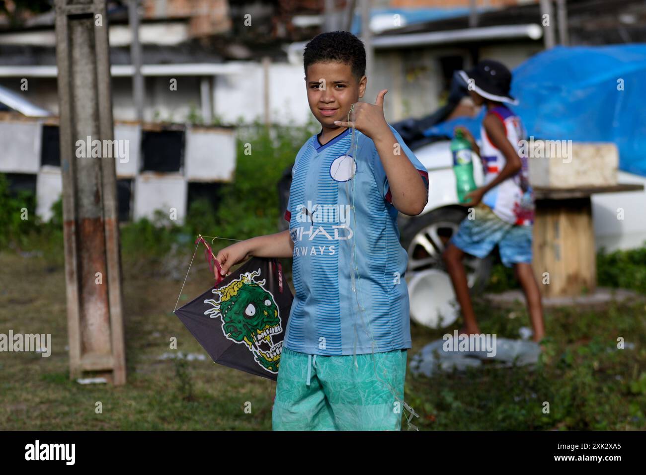 Recife, Brasilien. Juli 2024. PE - RECIFE - 07/20/2024 - RECIFE, KITES UND CHILENISCHE UND CEROL LINIEN - Kites mit chilenischen Linien und Cerol werden an diesem Samstag (20) auf einem Festival in der West Zone von Recife (PE) behandelt. Im Februar 2024 verabschiedete die Abgeordnetenkammer ein Gesetz, das die Herstellung, den Verkauf und die Verwendung von Schnittleinen in Drachen und ähnlichen Spielzeugen verbietet und eine Strafe von Jahren Freiheitsstrafe und Geldstrafen vorsieht. Foto: Marlon Costa/AGIF Credit: AGIF/Alamy Live News Stockfoto