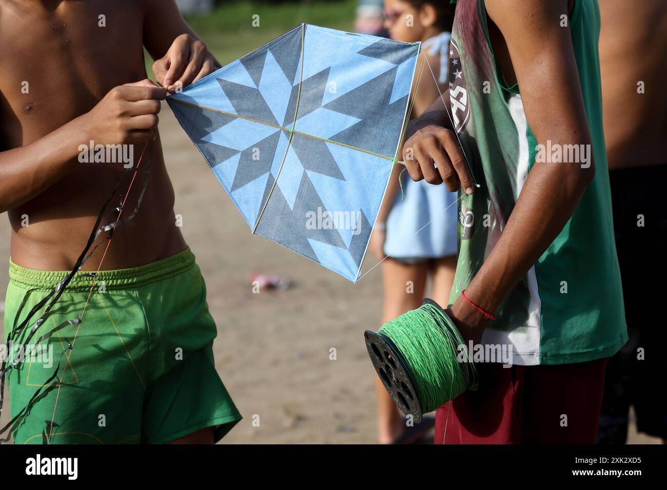 Recife, Brasilien. Juli 2024. PE - RECIFE - 07/20/2024 - RECIFE, KITES UND CHILENISCHE UND CEROL LINIEN - Kites mit chilenischen Linien und Cerol werden an diesem Samstag (20) auf einem Festival in der West Zone von Recife (PE) behandelt. Im Februar 2024 verabschiedete die Abgeordnetenkammer ein Gesetz, das die Herstellung, den Verkauf und die Verwendung von Schnittleinen in Drachen und ähnlichen Spielzeugen verbietet und eine Strafe von Jahren Freiheitsstrafe und Geldstrafen vorsieht. Foto: Marlon Costa/AGIF Credit: AGIF/Alamy Live News Stockfoto