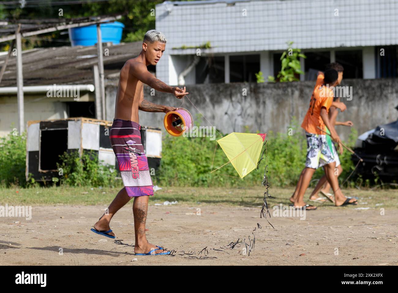 Recife, Brasilien. Juli 2024. PE - RECIFE - 07/20/2024 - RECIFE, KITES UND CHILENISCHE UND CEROL LINIEN - Kites mit chilenischen Linien und Cerol werden an diesem Samstag (20) auf einem Festival in der West Zone von Recife (PE) behandelt. Im Februar 2024 verabschiedete die Abgeordnetenkammer ein Gesetz, das die Herstellung, den Verkauf und die Verwendung von Schnittleinen in Drachen und ähnlichen Spielzeugen verbietet und eine Strafe von Jahren Freiheitsstrafe und Geldstrafen vorsieht. Foto: Marlon Costa/AGIF Credit: AGIF/Alamy Live News Stockfoto