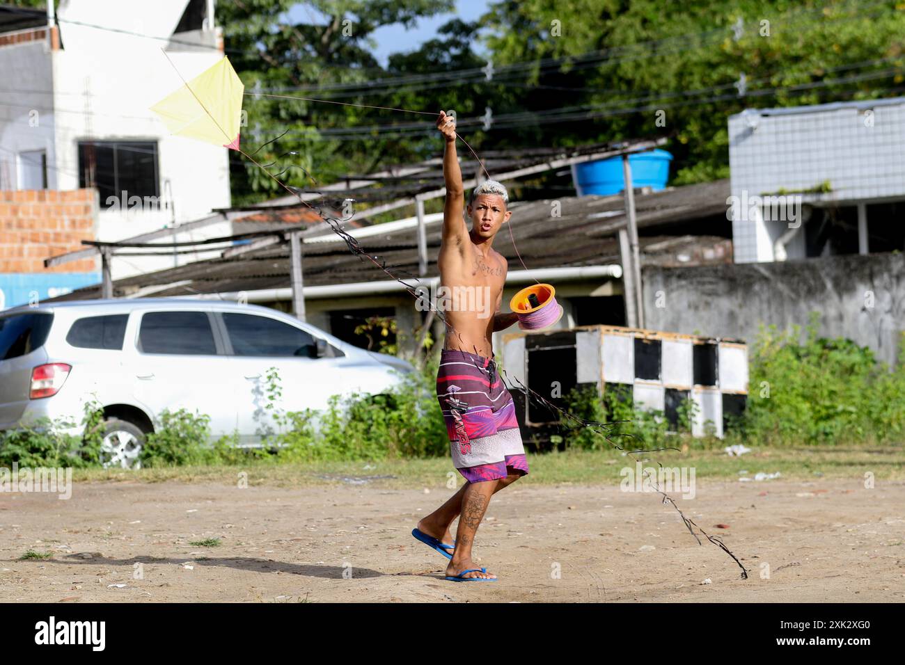 Recife, Brasilien. Juli 2024. PE - RECIFE - 07/20/2024 - RECIFE, KITES UND CHILENISCHE UND CEROL LINIEN - Kites mit chilenischen Linien und Cerol werden an diesem Samstag (20) auf einem Festival in der West Zone von Recife (PE) behandelt. Im Februar 2024 verabschiedete die Abgeordnetenkammer ein Gesetz, das die Herstellung, den Verkauf und die Verwendung von Schnittleinen in Drachen und ähnlichen Spielzeugen verbietet und eine Strafe von Jahren Freiheitsstrafe und Geldstrafen vorsieht. Foto: Marlon Costa/AGIF Credit: AGIF/Alamy Live News Stockfoto