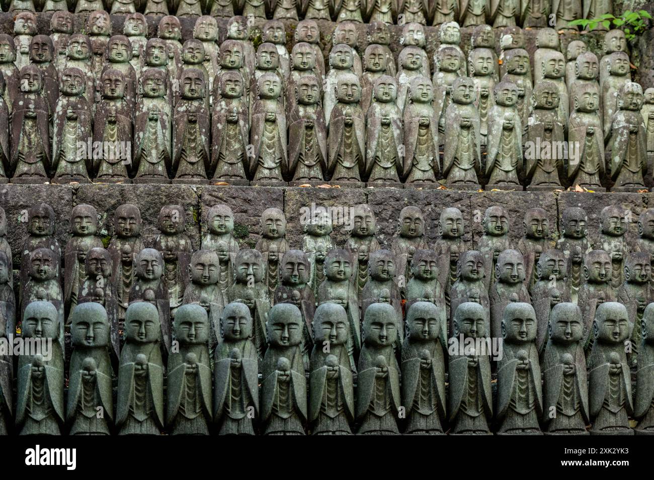 Nahaufnahme mehrerer Reihen von Jizo-Statuen am Hase-dera-Tempel in Kamakura, Japan. Diese kleinen Steinstatuen, die oft den Wächter von c Stockfoto