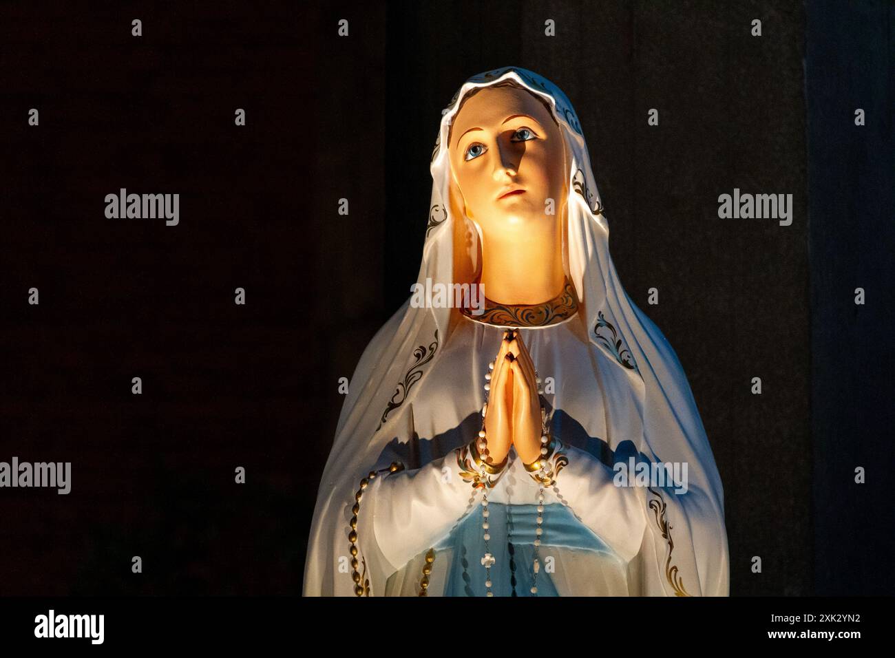 Die Jungfrau Maria – unsere Lieben Frau von Lourdes – eine Statue in der Kirche Santa Maria di Caravaggio in Pavia, Italien. Stockfoto