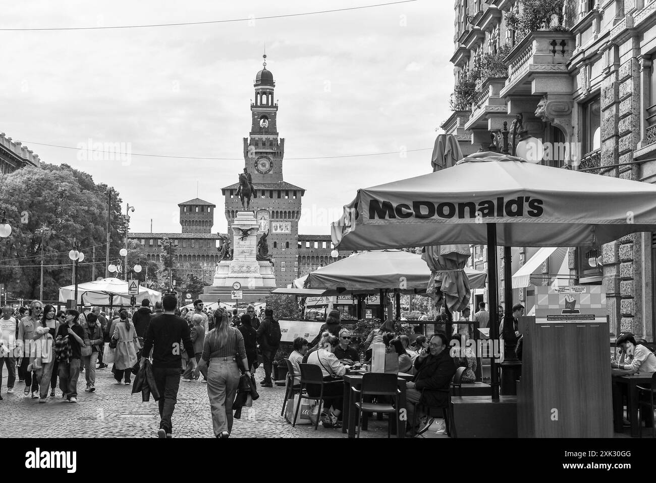S&W. Leute essen in einem McDonald's Fast Food Restaurant mit dem Denkmal für Giuseppe Garibaldi und dem Castello Sforzesco in Mailand, Italien Stockfoto