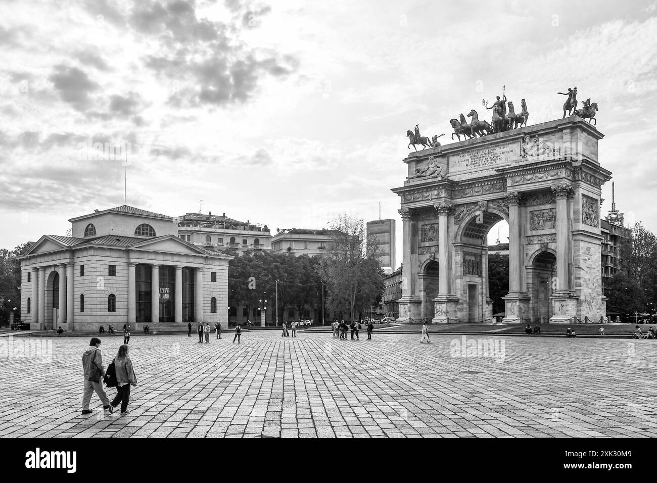 S&W. Blick auf die Piazza Sempione mit dem Friedensbogen (1838) und einer der Werkzeugkabinen an den Seiten dieses alten Stadttors, Mailand, Italien Stockfoto