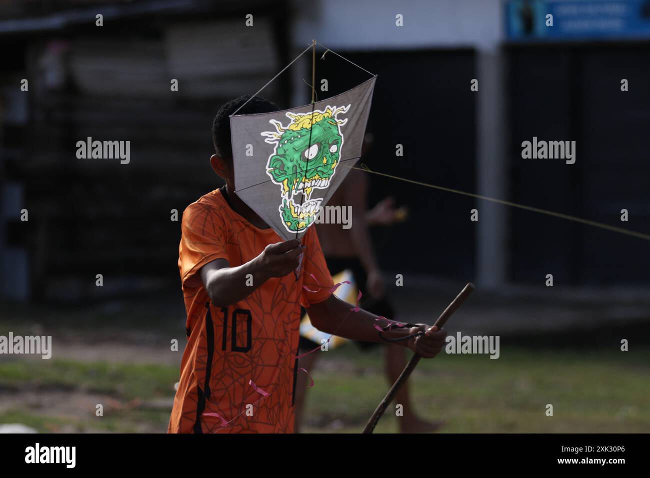 Recife, Brasilien. Juli 2024. PE - RECIFE - 07/20/2024 - RECIFE, KITES UND CHILENISCHE UND CEROL LINIEN - Kites mit chilenischen Linien und Cerol werden an diesem Samstag (20) auf einem Festival in der West Zone von Recife (PE) behandelt. Im Februar 2024 verabschiedete die Abgeordnetenkammer ein Gesetz, das die Herstellung, den Verkauf und die Verwendung von Schnittleinen in Drachen und ähnlichen Spielzeugen verbietet und eine Strafe von Jahren Freiheitsstrafe und Geldstrafen vorsieht. Foto: Marlon Costa/AGIF (Foto: Marlon Costa/AGIF/SIPA USA) Credit: SIPA USA/Alamy Live News Stockfoto