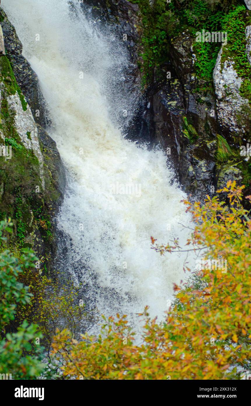 Detail eines rauschenden Wasserfalls im Herbst Stockfoto