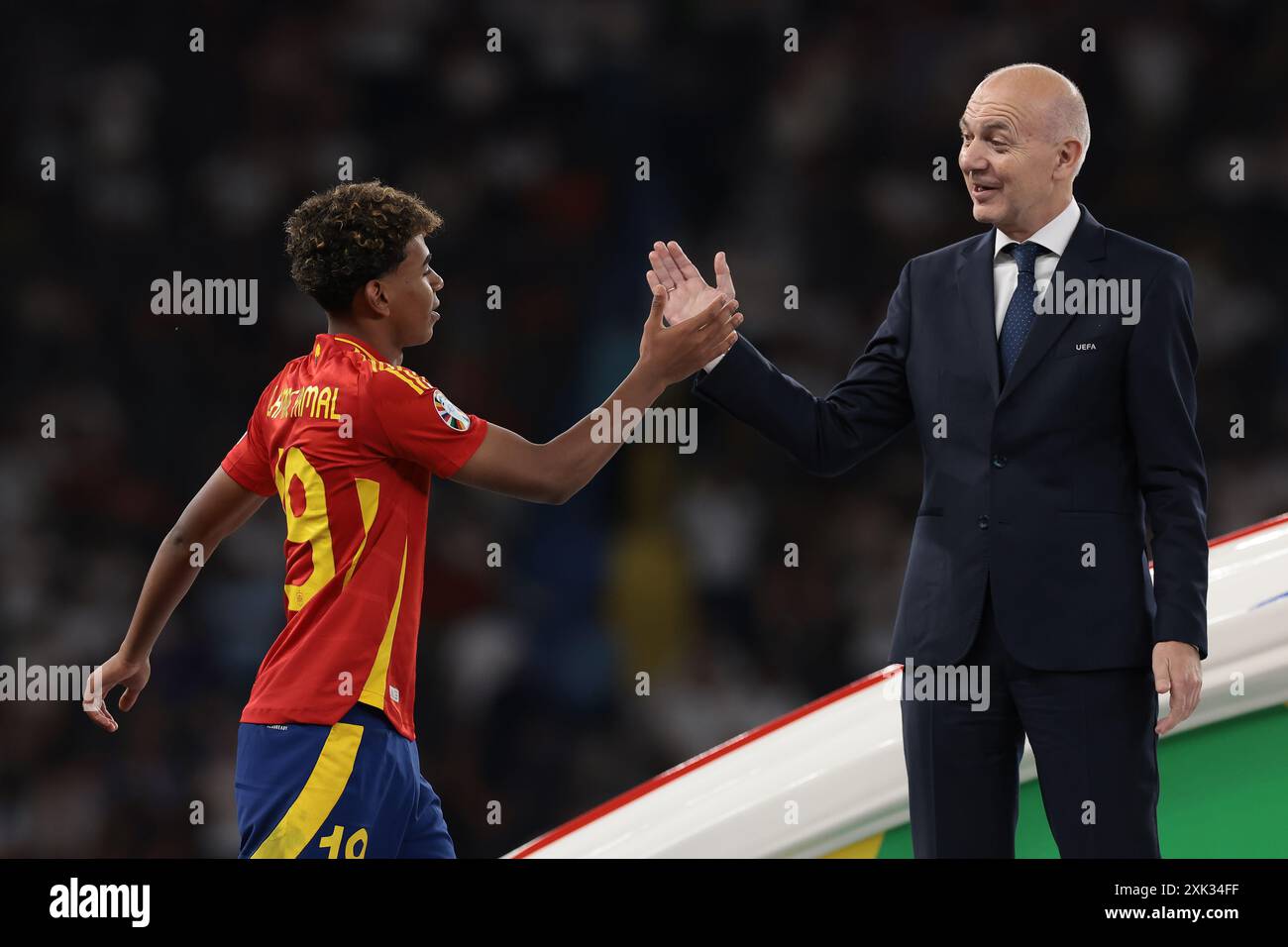 Berlin, Deutschland, 14. Juli 2024. Lamine Yamal aus Spanien schüttelt Bernd Neuendorf, Präsident des Deutschen Fußballverbandes (DFB), die Hand, um nach dem Endspiel der UEFA-Europameisterschaft im Berliner Olympiastadion den Preis für den Jungen Spieler des Turniers von UEFA-Präsident Aleksander Ceferin zu holen. Foto: Jonathan Moscrop / Sportimage Stockfoto