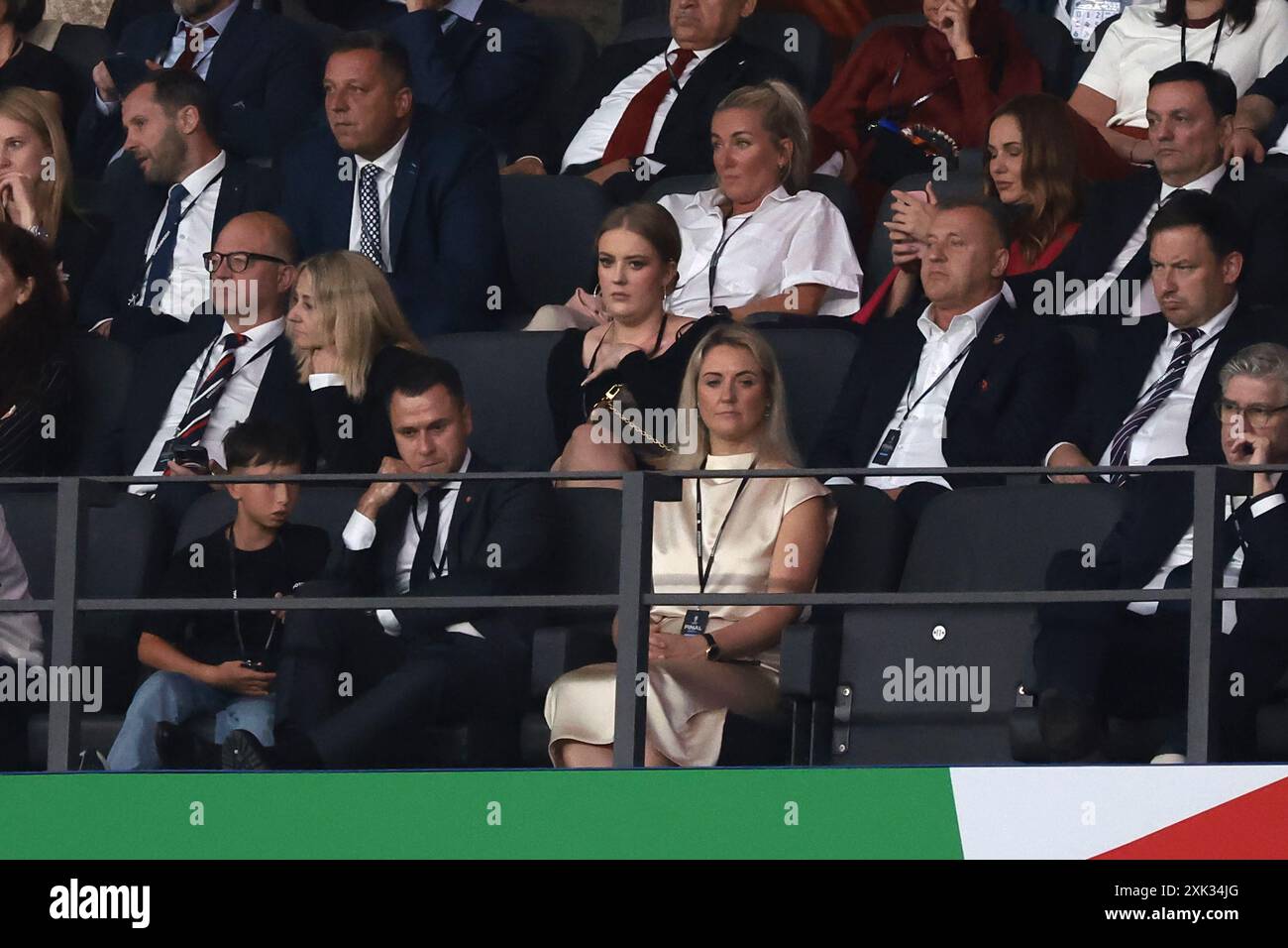 Berlin, Deutschland. Juli 2024. Die englische Sängerin und Songwriterin Adele Laurie Blue Adkins MBE ( Mitte ) blickt beim Endspiel der UEFA-Europameisterschaften im Berliner Olympiastadion von der Tribüne zu. Foto: Jonathan Moscrop/Sportimage Credit: Sportimage Ltd/Alamy Live News Stockfoto