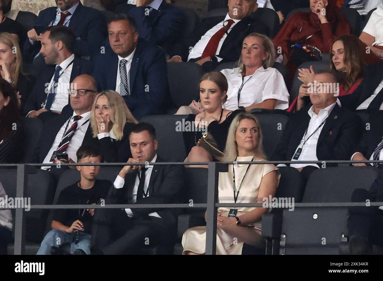 Berlin, Deutschland. Juli 2024. Die englische Sängerin und Songwriterin Adele Laurie Blue Adkins MBE ( Mitte ) blickt beim Endspiel der UEFA-Europameisterschaften im Berliner Olympiastadion von der Tribüne zu. Foto: Jonathan Moscrop/Sportimage Credit: Sportimage Ltd/Alamy Live News Stockfoto