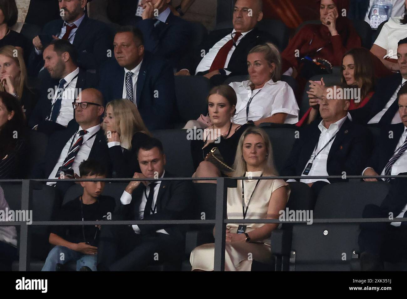 Berlin, Deutschland. Juli 2024. Die englische Sängerin und Songwriterin Adele Laurie Blue Adkins MBE ( Mitte ) blickt beim Endspiel der UEFA-Europameisterschaften im Berliner Olympiastadion von der Tribüne zu. Foto: Jonathan Moscrop/Sportimage Credit: Sportimage Ltd/Alamy Live News Stockfoto