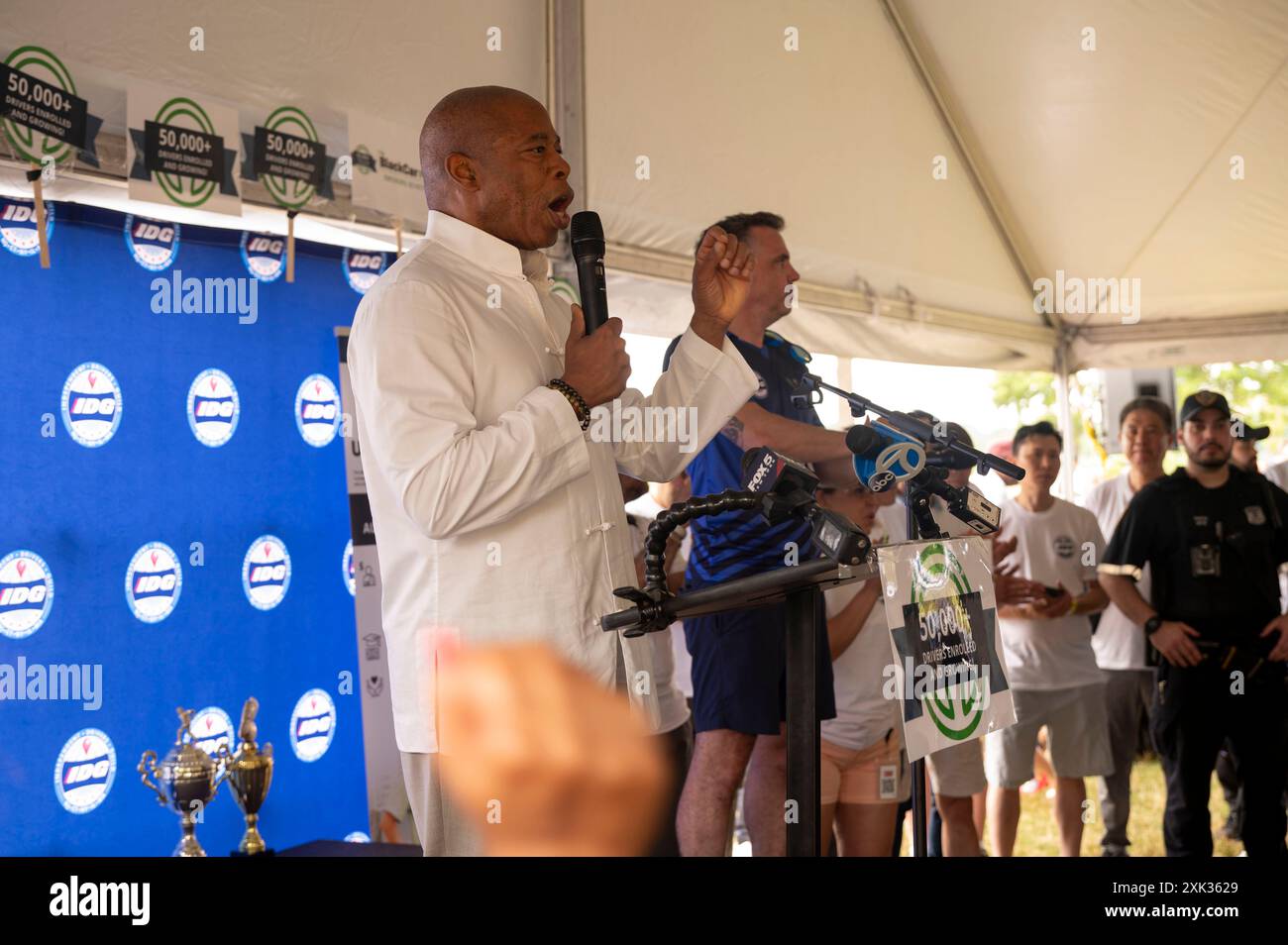 New York, Usa. Juli 2024. NEW YORK, NEW YORK – 20. JULI: Der Bürgermeister von New York, Eric Adams, hält am 20. Juli 2024 im Corona Park im Stadtteil Queens, New York City, eine Rede beim jährlichen Driver Appreciation Day der Independent Drivers Guild. Quelle: Ron Adar/Alamy Live News Stockfoto