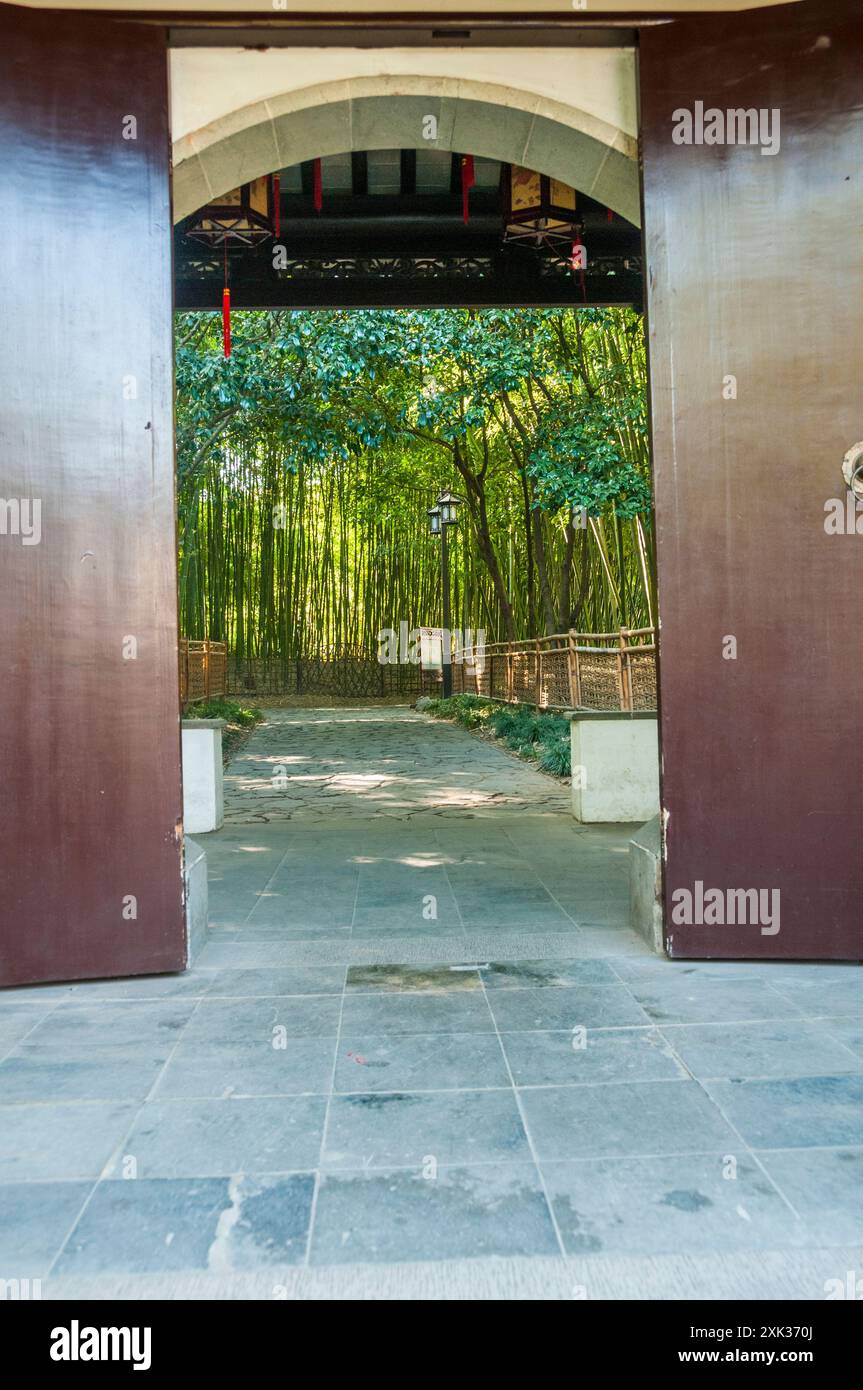 Eine Tür in ein Bamboo Grove an den Guyi-garten, Shanghai. Stockfoto