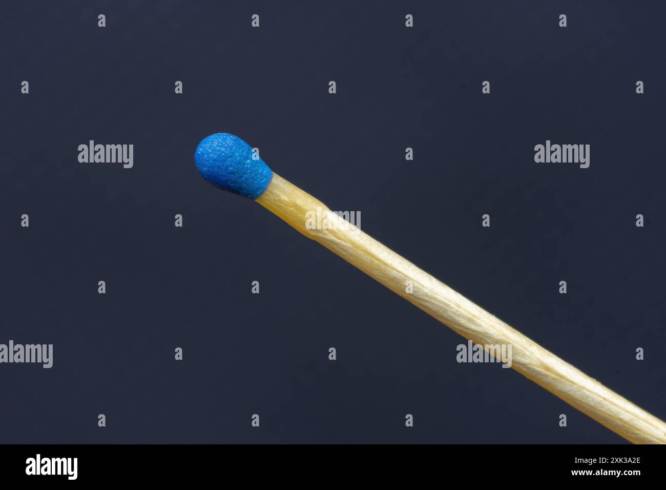 Match Stick mit blauem Kopf am Tag auf schwarzem Hintergrund. Stockfoto