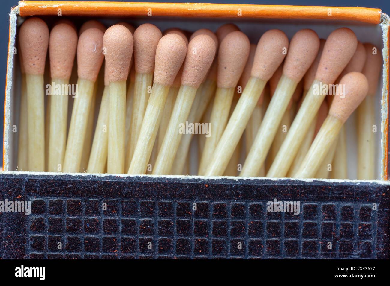 Set aus Holzhölzern mit dem Kopf roséfarbenem brennbarem Material. Stockfoto