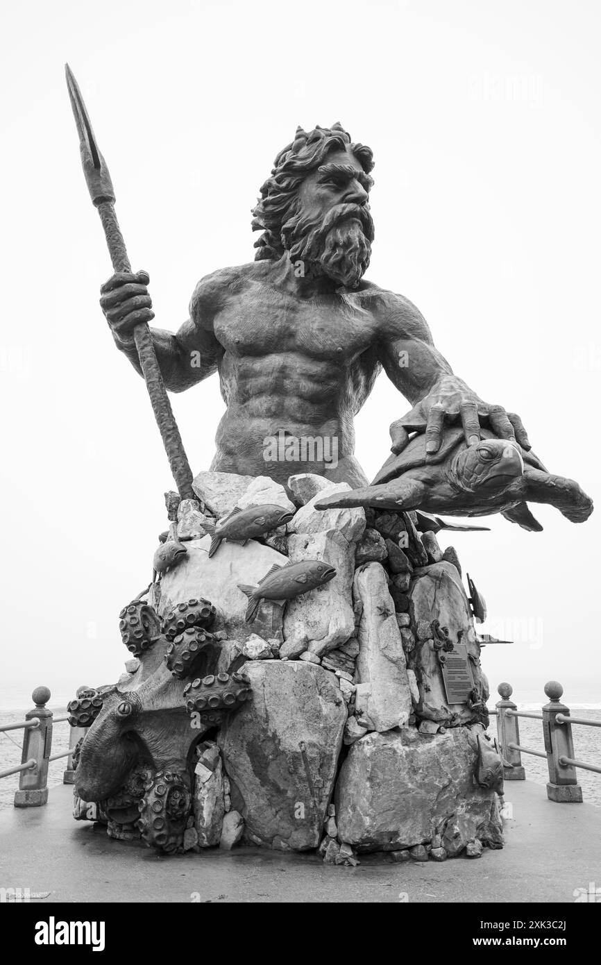 VIRGINIA BEACH, VA, USA – Eine markante Statue von Neptun wacht über dem Virginia Beach Boardwalk und symbolisiert die tiefe Verbindung der Stadt zum Meer und zum maritimen Erbe. Die imposante Präsenz Neptuns, 34 die 2005 enthüllt und vom Bildhauer Paul DiPasquale aus Richmond gefertigt wurde, blickt auf den Atlantischen Ozean und dient als Wächter der Küsten der Stadt. Stockfoto