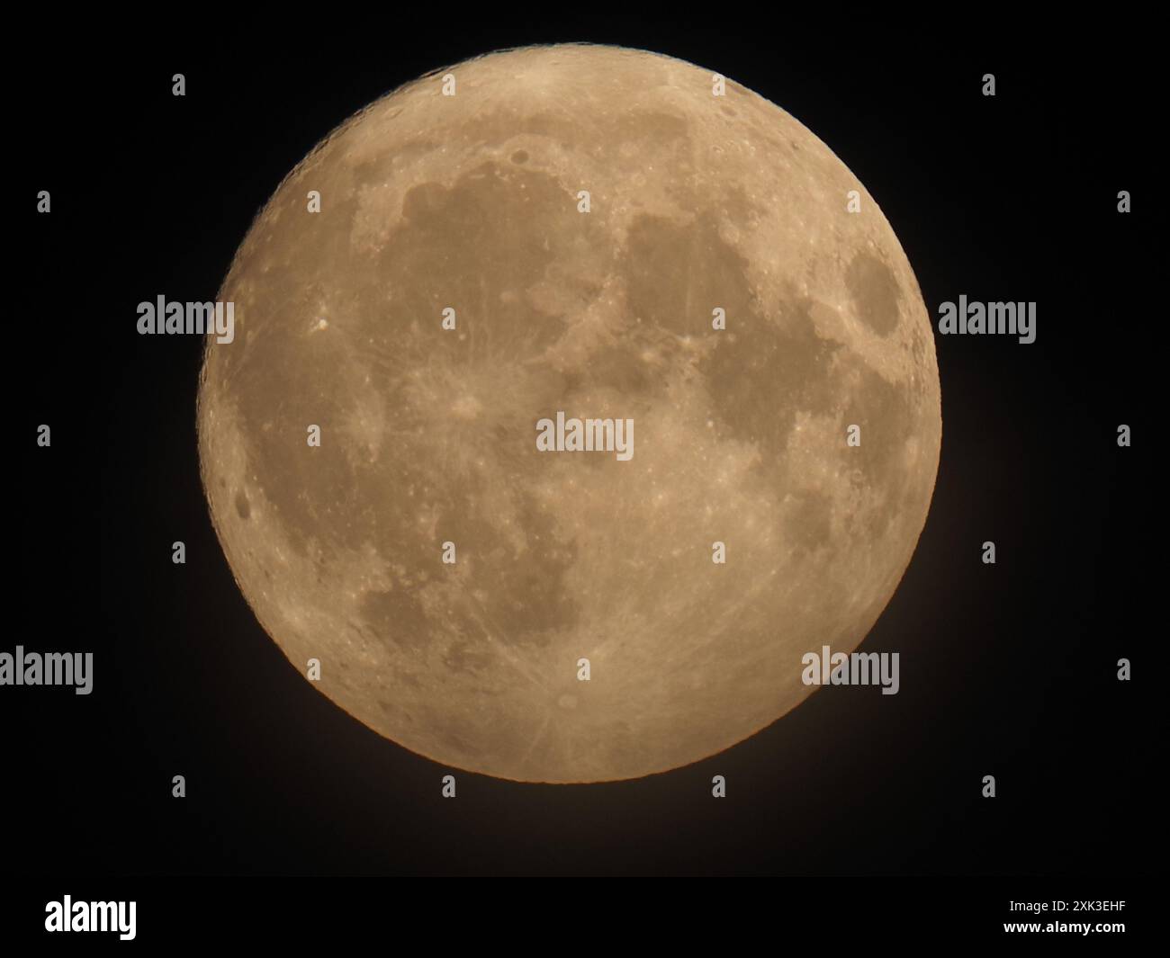 Sheerness, Kent, Großbritannien. Juli 2024. Wetter in Großbritannien: Der atemberaubende volle Buck Moon über Sheerness, Kent. Quelle: James Bell/Alamy Live News Stockfoto