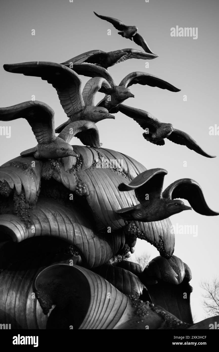 Seagull Sculpture, Lady Bird Johnson Park, Washington DC. Schwarzweiß-Foto zeigt eine Nahaufnahme der Bronzeskulptur vor einem hellen Himmel. Stockfoto