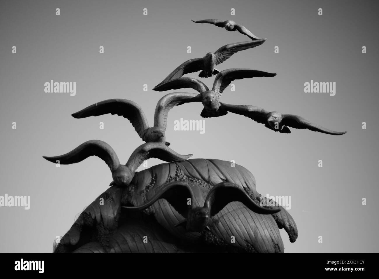 Birds Sculpture, Lady Bird Johnson Park, Washington, D.C. Schwarzweißfoto der Skulptur, die Vögel im Flug vor einem hellen Himmel zeigt. Stockfoto