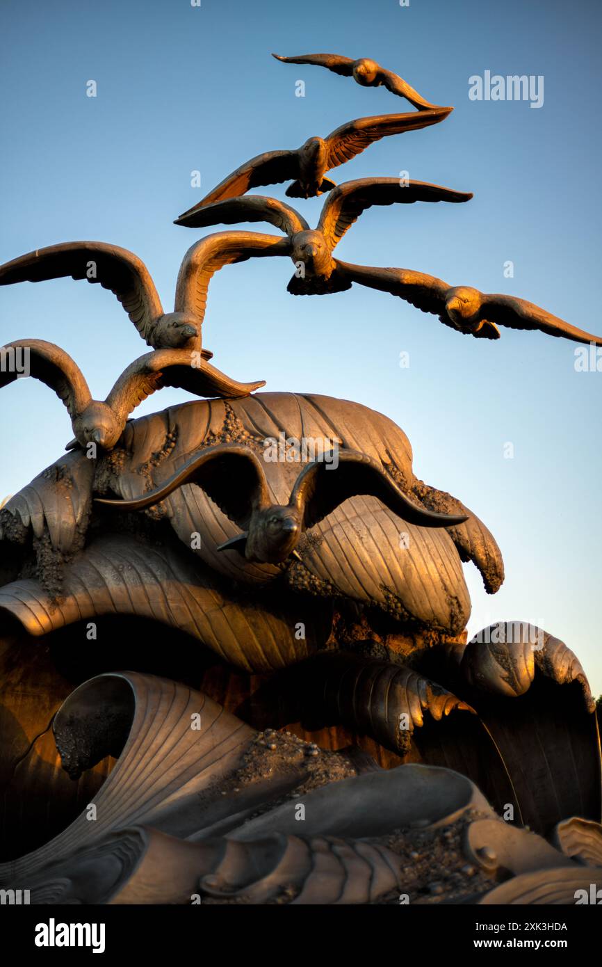 WASHINGTON DC, Vereinigte Staaten – das Navy-Merchant Marine Memorial, das Seefahrern und Handelsschiffen gewidmet ist, die während des Krieges auf See verloren gegangen sind, steht auf Columbia Island am Potomac im Lady Bird Johnson Park. Stockfoto