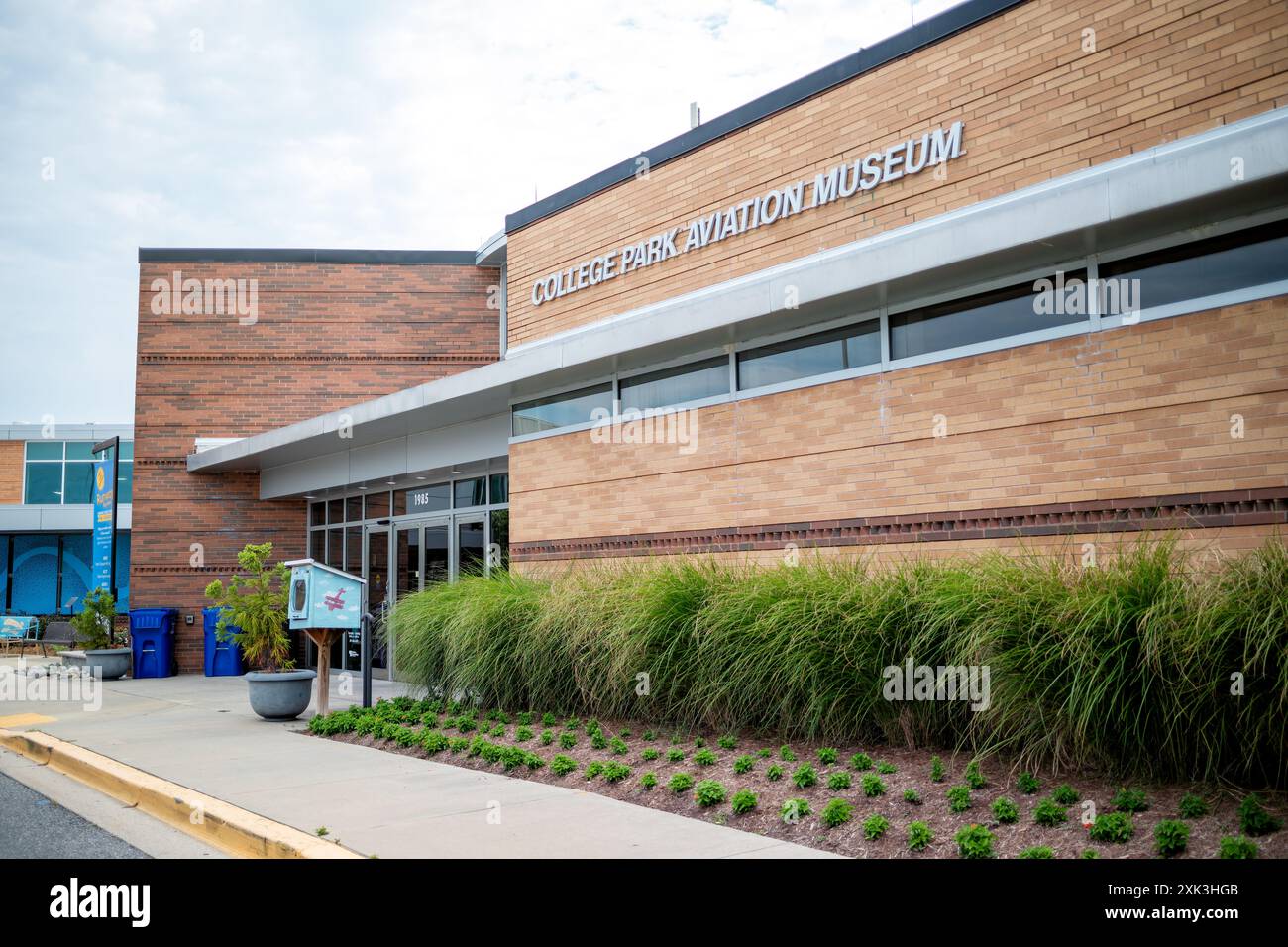 College Park Aviation Museum College Park Maryland // COLLEGE PARK, Maryland, Vereinigte Staaten — das College Park Aviation Museum zeigt historische Flugzeuge und Flugzeugabschnitte. Das Museum befindet sich am College Park Airport, dem ältesten ständig betriebenen Flughafen der Welt. Besucher können Ausstellungen besichtigen, die die Anfangstage des Fluges und die Rolle des Flughafens in der Luftfahrtgeschichte dokumentieren. Stockfoto