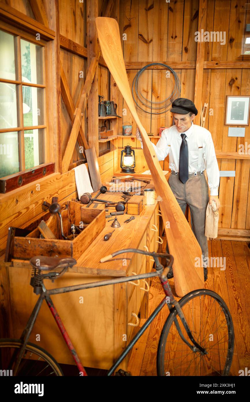 College Park Aviation Museum Flugzeugartefakte College Park Maryland // COLLEGE PARK, Maryland, Vereinigte Staaten — das College Park Aviation Museum zeigt historische Flugzeuge und Flugzeugartefakte. Das Museum befindet sich am College Park Airport, dem ältesten ständig betriebenen Flughafen der Welt. Besucher können Ausstellungen besichtigen, die die Anfangstage des Fluges und die Rolle des Flughafens in der Luftfahrtgeschichte dokumentieren. Stockfoto