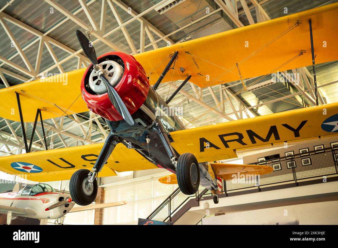 COLLEGE PARK, Maryland, Vereinigte Staaten – das College Park Aviation Museum zeigt historische Flugzeuge und Luftfahrtefakte. Das Museum befindet sich am College Park Airport, dem ältesten ständig betriebenen Flughafen der Welt. Besucher können Ausstellungen besichtigen, die die Anfangstage des Fluges und die Rolle des Flughafens in der Luftfahrtgeschichte dokumentieren. Stockfoto