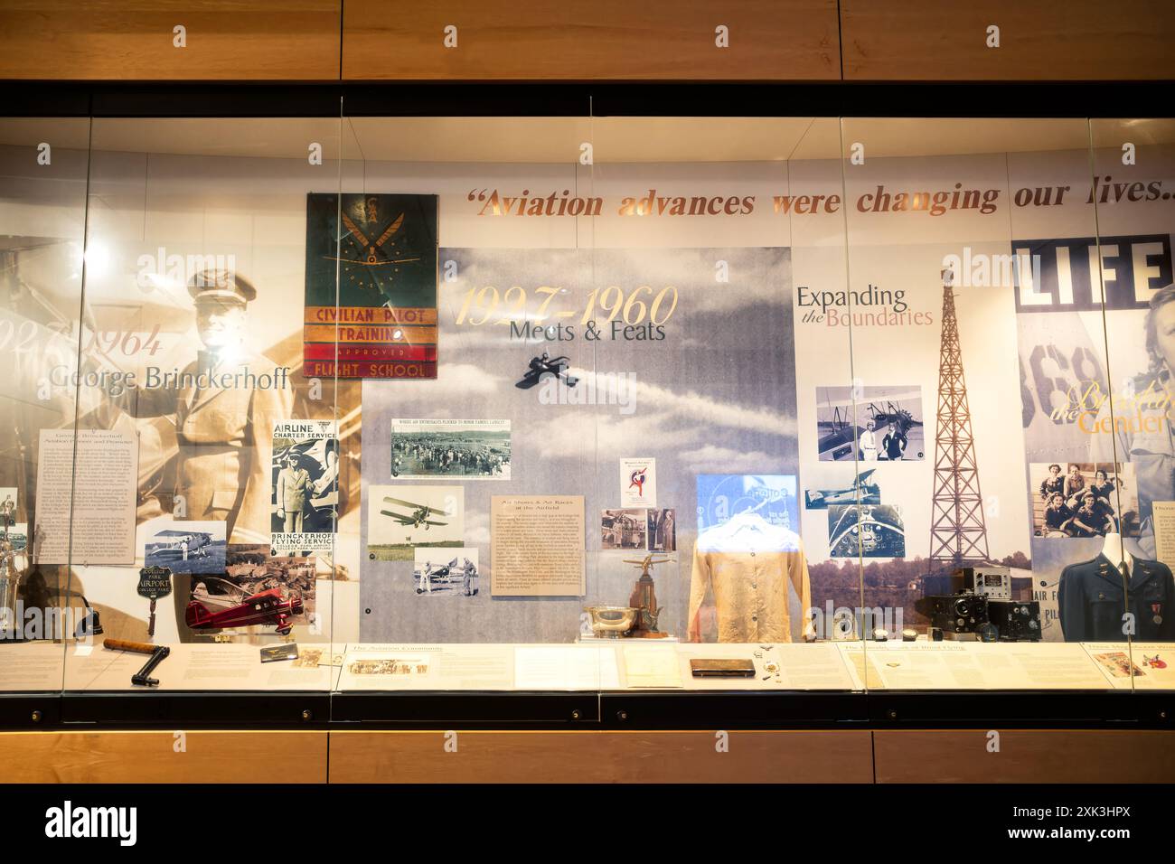 College Park Aviation Museum stellt College Park Maryland aus // COLLEGE PARK, Maryland, Vereinigte Staaten — das College Park Aviation Museum zeigt historische Flugzeuge und Flugzeugabschnitte. Das Museum befindet sich am College Park Airport, dem ältesten ständig betriebenen Flughafen der Welt. Besucher können Ausstellungen besichtigen, die die Anfangstage des Fluges und die Rolle des Flughafens in der Luftfahrtgeschichte dokumentieren. Stockfoto