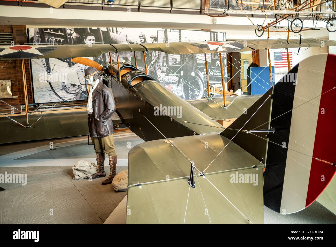 US Postal Aviation Exhibit College Park Maryland // COLLEGE PARK, Maryland, Vereinigte Staaten — die US Postal Aviation Exhibit im College Park Aviation Museum zeigt die frühen Tage des Flugpostdienstes. Besucher können Oldtimer-Flugzeuge, Postausrüstung und historische Fotografien erkunden, die die Pionierrolle der Luftfahrt bei der Postzustellung dokumentieren. Die Ausstellung unterstreicht die Bedeutung des Flughafens College Park als frühe Flugpostdrehkreuz in den Vereinigten Staaten. Stockfoto