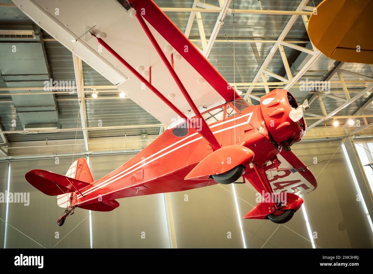 College Park Aviation Museum Aircraft Display College Park Maryland // COLLEGE PARK, Maryland, Vereinigte Staaten — das College Park Aviation Museum zeigt historische Flugzeuge und Flugzeugabschnitte. Das Museum befindet sich am College Park Airport, dem ältesten ständig betriebenen Flughafen der Welt. Besucher können Ausstellungen besichtigen, die die Anfangstage des Fluges und die Rolle des Flughafens in der Luftfahrtgeschichte dokumentieren. Stockfoto