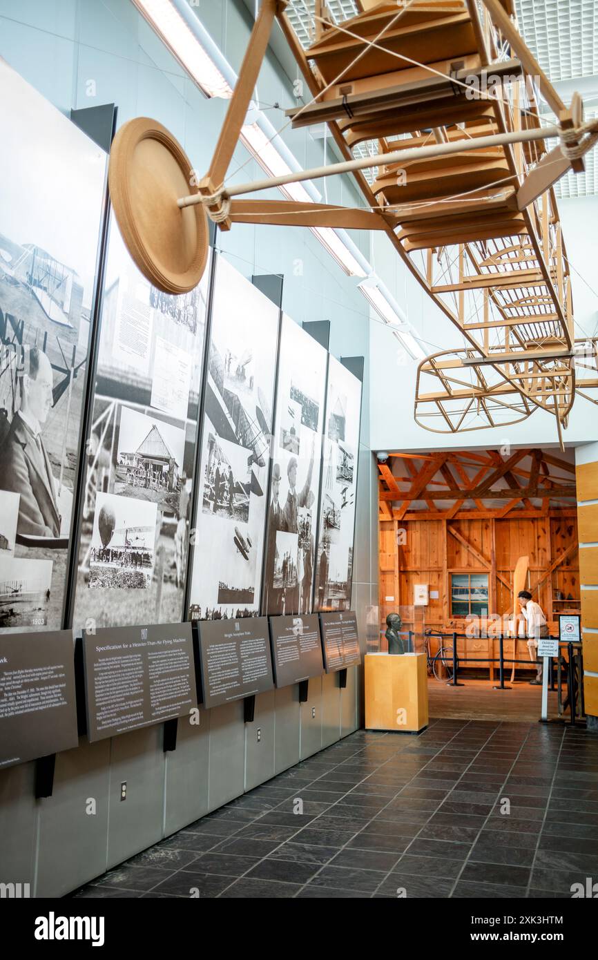 College Park Aviation Museum Flugzeugausstellung College Park Maryland // COLLEGE PARK, Maryland, Vereinigte Staaten — das College Park Aviation Museum zeigt historische Flugzeuge und Luftfahrtefakte. Das Museum befindet sich am College Park Airport, dem ältesten ständig betriebenen Flughafen der Welt. Besucher können Ausstellungen besichtigen, die die Anfangstage des Fluges und die Rolle des Flughafens in der Luftfahrtgeschichte dokumentieren. Stockfoto