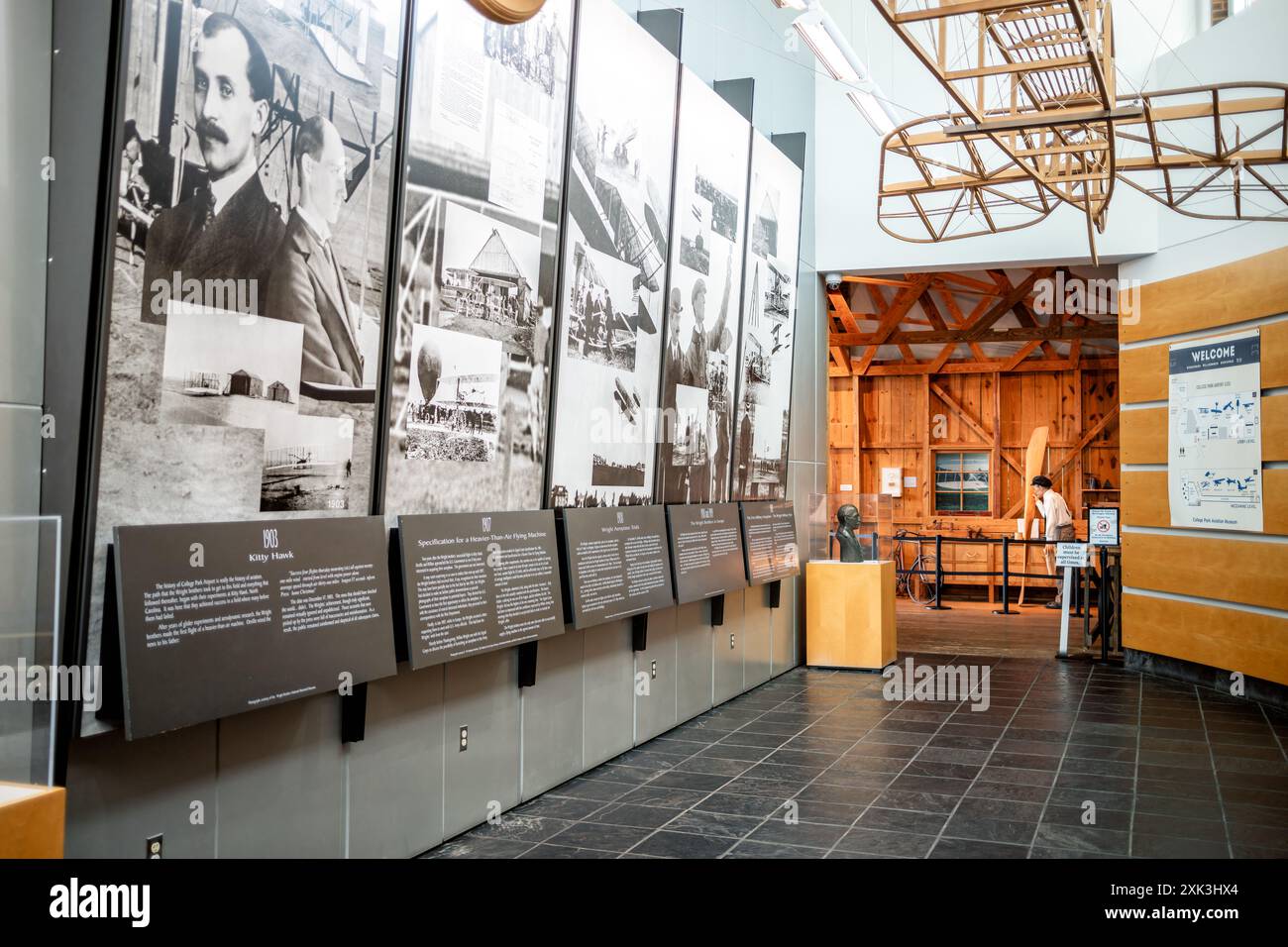College Park Aviation Museum stellt College Park Maryland aus // COLLEGE PARK, Maryland, Vereinigte Staaten — das College Park Aviation Museum zeigt historische Flugzeuge und Flugzeugabschnitte. Das Museum befindet sich am College Park Airport, dem ältesten ständig betriebenen Flughafen der Welt. Besucher können Ausstellungen besichtigen, die die Anfangstage des Fluges und die Rolle des Flughafens in der Luftfahrtgeschichte dokumentieren. Stockfoto