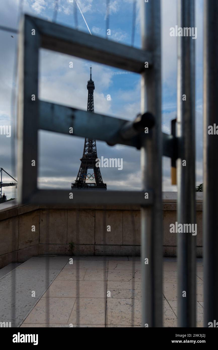 Blick auf den Eiffelturm durch eine Baustellenbarriere im Zusammenhang mit den Olympischen Spielen. Trocadéro Gardens, Paris, Frankreich, 17. Juni 2024. Stockfoto